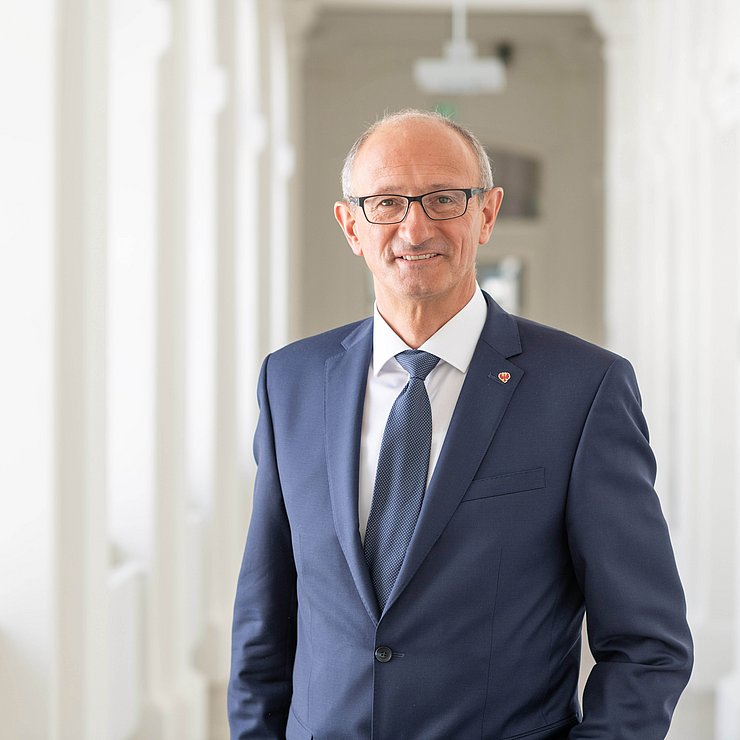 © Land Tirol/G. Berger Brustbild von Wirtschaftslandesrat Mattle im Landhaus.