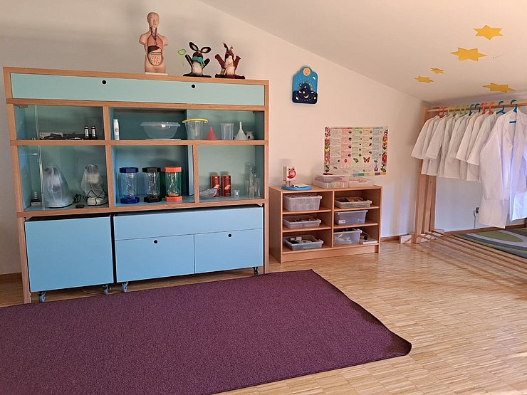 © Kindergarten Thaur Regal mit Forschungsutensilien für den Kindergarten