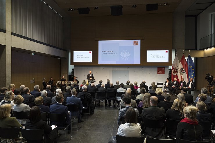 In einem feierlichen Festakt strich LH Mattle die Leistungen und Verdienste der heute Geehrten heraus: „Diese Persönlichkeiten sind Botschafterinnen und Botschafter für unser Land.“