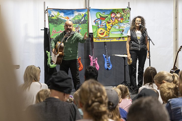 Bluatschink (ein Mann und eine Frau) auf der Bühne im Kinderzelt.