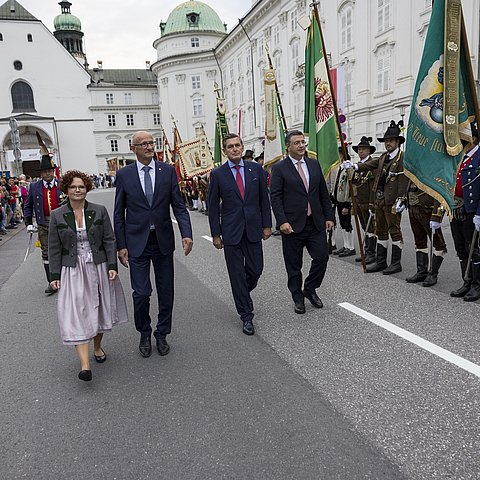 Abschreiten der Front mit Major Kurt Mayr (hinten), (v.li.): StSin Elisabeth Zehetner, LH Anton Mattle, BM Peter Hanke und EU-Kommissar Apostolos Tzitzikostas.