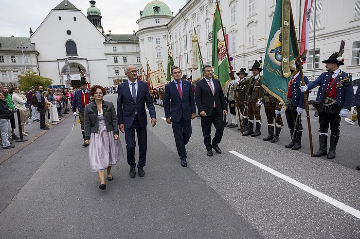 © Land Tirol/Sedlak Abschreiten der Front mit Major Kurt Mayr (hinten), (v.li.): StSin Elisabeth Zehetner, LH Anton Mattle, BM Peter Hanke und EU-Kommissar Apostolos Tzitzikostas.