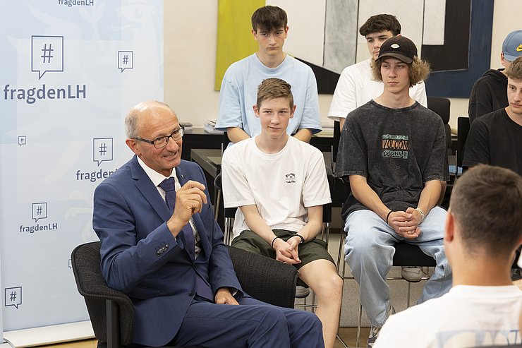 Nahaufnahme von Anton Mattle bei der er eine Frage beantwortet.