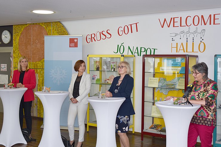 © Land Tirol/Pölzl Pressekonferenz; Damen stehen hinter weißen Stehtischen