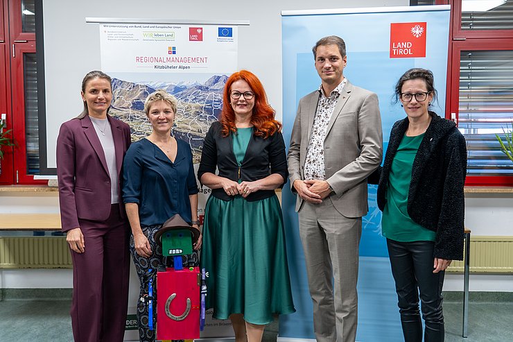 © Land Tirol/Neuner Präsentierten das neue STEAM-Lab in Wörgl (v. l.): Bettina Ellinger (Bildungsdirektion für Tirol), Elfriede Klingler (Geschäftsführerin Regionalmanagement Kitzbüheler Alpen), Bildungslandesrätin Cornelia Hagele, Michael Riedhart (Bürgermeister Stadtgemeinde Wörgl) und Sonja Altenburger (Obfrau Wirtschaftskammer Kufstein).