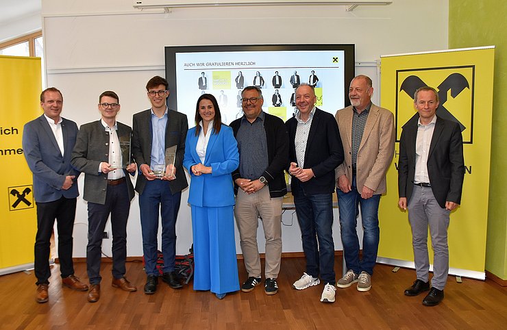 V. li. bei der Auszeichnungsfeier in Ehrwald Harald Schönherr (Bgm Biberwier), Engelbert Fasser (Vorstand und Geschäftsstellenleiter Raiffeisenbank Ehrwald), „Lehrling des Monats Juni 2025“ Florian Schreyer, Arbeits- und Jugendlandesrätin Astrid Mair, Johannes Mutschlechner (Kammerrat Arbeiterkammer Tirol), Wolfgang Winkler (Bezirksstellenleiter Reutte Wirtschaftskammer Tirol), Markus Köck (Bgm Ehrwald) und Herbert Unterlechner (Direktor Tiroler Fachberufsschule für Handel und Büro Innsbruck).