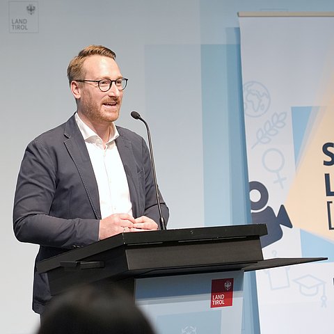 Ein Mann am Rednerpult