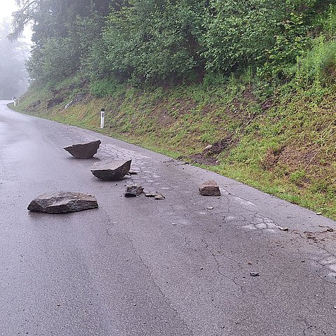 Steinbrocken auf Straße