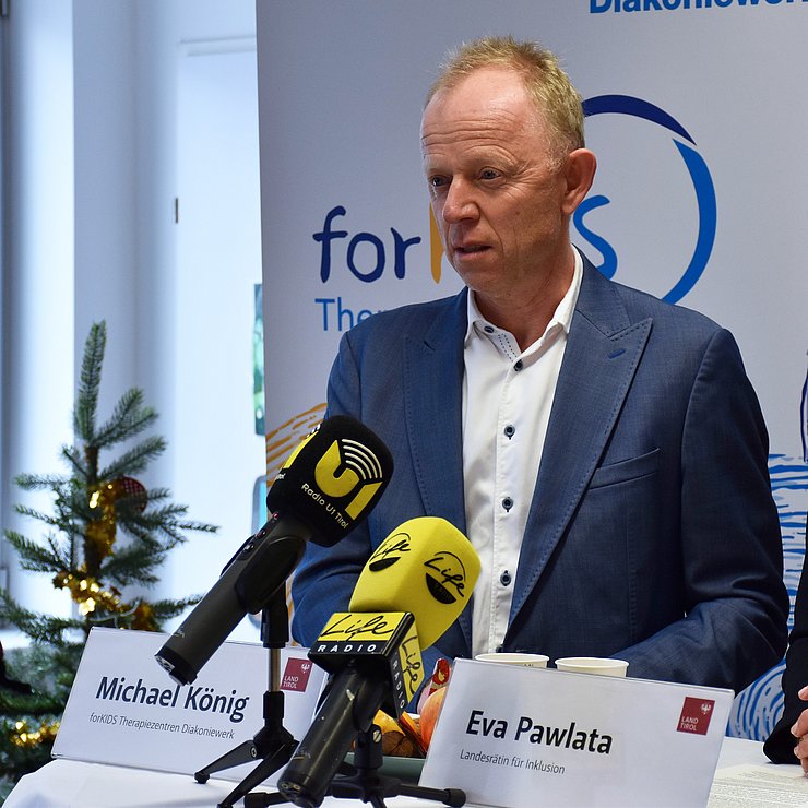 GF König beim Sprechen