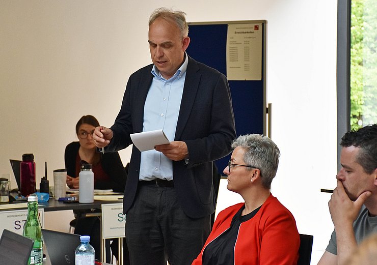 © Land Tirol/Brandhuber Übungsleiter Elmar Rizzoli erklärt im Rahmen der Übung im Sitzungssaal der Bezirkshauptmannschaft die wesentlichen Punkte der Arbeit in Einsatzstäben