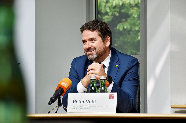 Mann beim Sprechen während einer Pressekonferenz