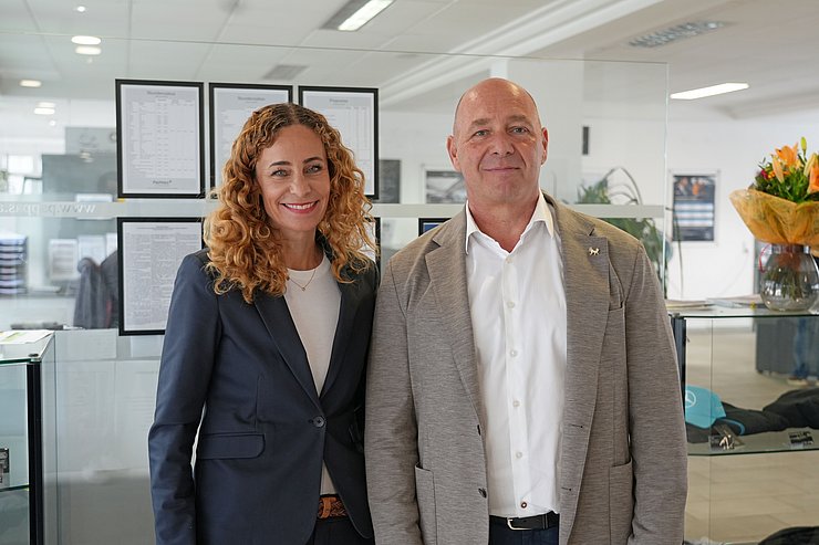 © Land Tirol/Reiter Zwei Menschen stehen nebeneinander.