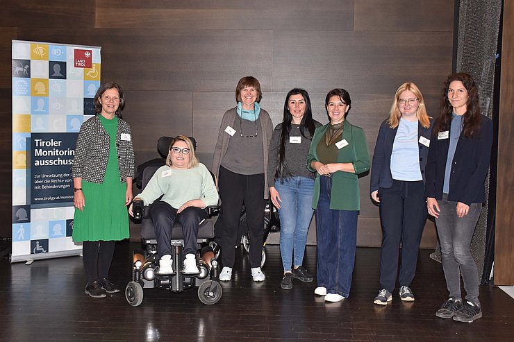 Gruppenfoto - Personen stehen nebeneinander