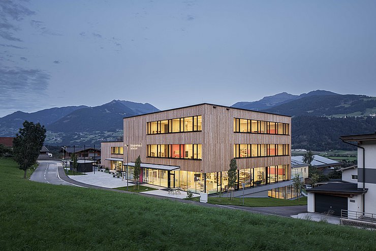 © Christian Flatscher Auf 4.100 Quadratmetern Nutzfläche vereint das neue Bildungszentrum in Terfens Volksschule, Hort, Kindergarten und Kinderkrippe.