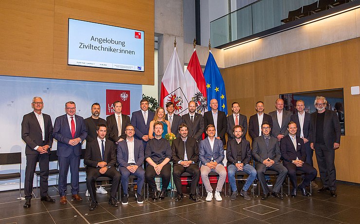 © ZT kammerwest/Kathi Otreba Gruppenfoto mit neuen ZiviltechnikerInnen