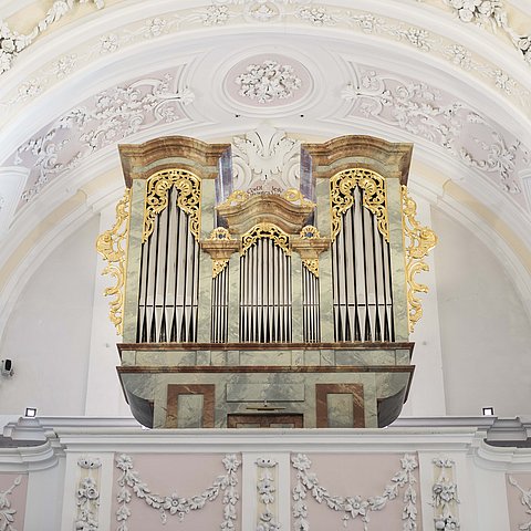 Die neue Orgel der Georgskapelle wurde 2010 errichtet und orientiert sich am typischen Instrumentenbau der Region um 1725.