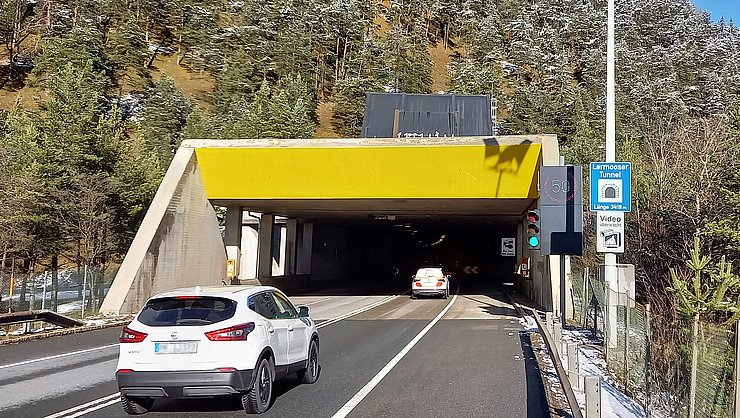 © Land Tirol Tunnelportal des Lermooser Tunnel mit digitaler Anzeige