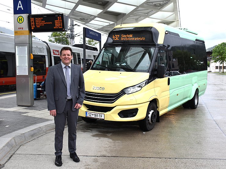 © Land Tirol/Rosner LR Zumtobel vor Bus