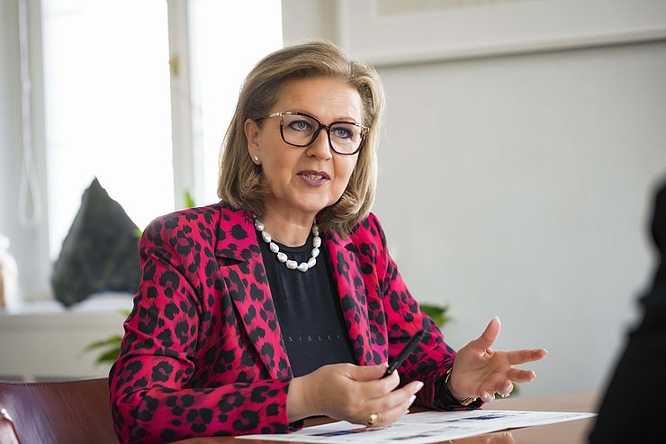 LRin Zoller-Frischauf: „Bis zu 2.500 Euro Förderung kann ein Betrieb durch die Homeoffice-Förderung als Einmalzuschuss erhalten. Viele heimischen Unternehmen werden auch nach der Coronakrise weiterhin flexibel auf neue Arbeitsstrukturen und das Homeoffice setzen – insofern wirkt diese Förderung auch nachhaltig für die Zeit nach Corona.“