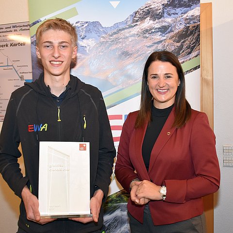 Jugend- und Arbeitslandesrätin Astrid Mair gratulierte André Heiseler in seinem Betrieb in St. Anton am Arlberg zum "Lehrling des Monats Dezember 2025".