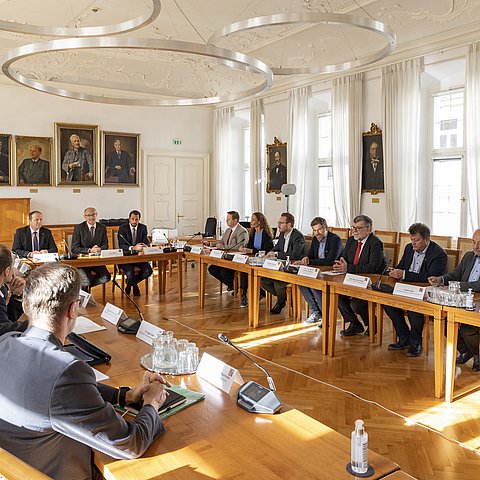 Landesregierungsmitglieder und Vertreter der Sozialpartner bei Besprechung