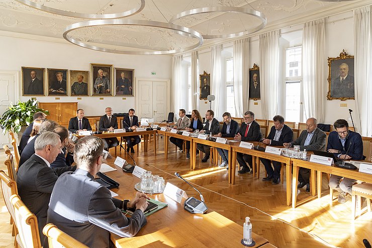 © Land Tirol/Die Fotografen Landesregierungsmitglieder und Vertreter der Sozialpartner bei Besprechung