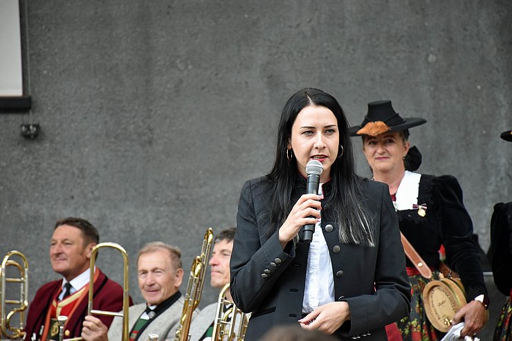 © Land Tirol/Kathrein Bgmin Weber: „Die Neugestaltung der BH und der neue Maximilianplatz sind ein großer Mehrgewinn für unsere Stadtgemeinde. Wir profitieren von diesem neuen, innerstädtischen Veranstaltungsraum und dem besonderen Ambiente, das hier geschaffen wurde.“