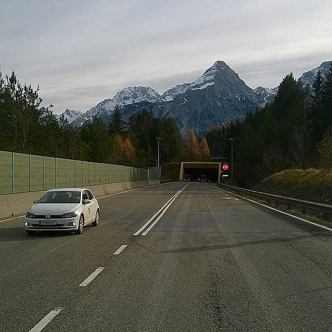 Auto fährt aus Autobahn-Tunnel heraus