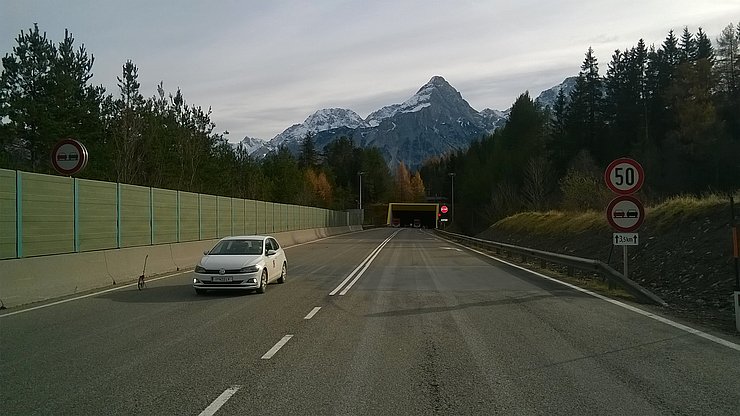 © Land Tirol/BBA Reutte Auto fährt aus Autobahn-Tunnel heraus