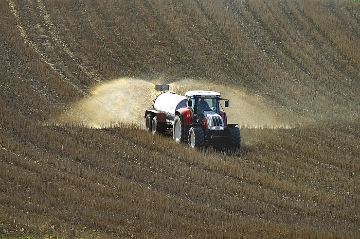 Feld duengen - to manure a field