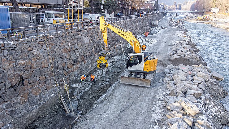 © Brunner Images Ein Bagger auf einer Baustelle.