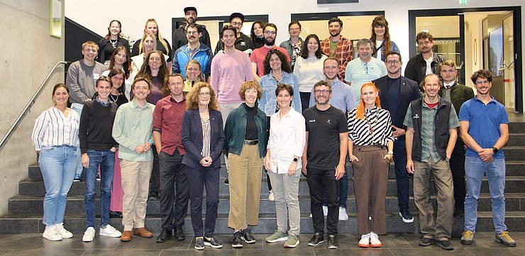 Eine Gruppe Menschen stehend