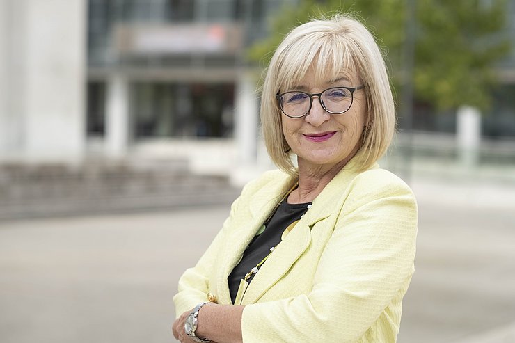 Arbeits- und Bildungslandesrätin Beate Palfrader: "Mit der Auszeichnung ‚Lehrling des Jahres‘ will das Land Tirol verdiente Lehrlinge vor den Vorhang holen und einer breiten Öffentlichkeit präsentieren."