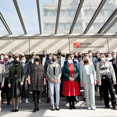 Bezirkshauptfrau Olga Reisner (erste Reihe Mitte, 5. von rechts) mit den angelobten VizebürgermeisterInnen. 