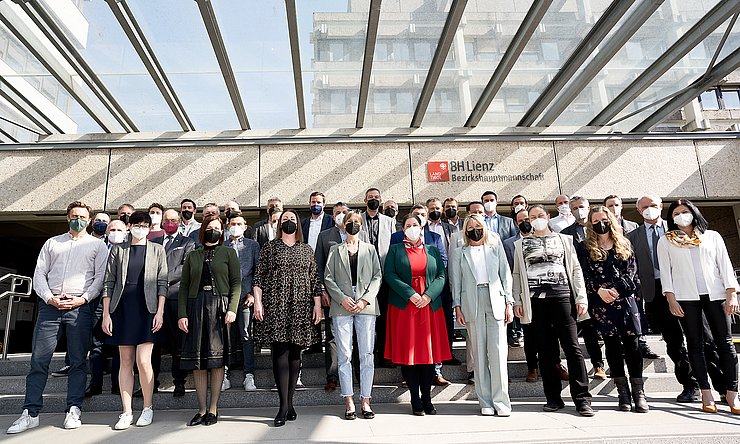 Bezirkshauptfrau Olga Reisner (erste Reihe Mitte, 5. von rechts) mit den angelobten VizebürgermeisterInnen. 