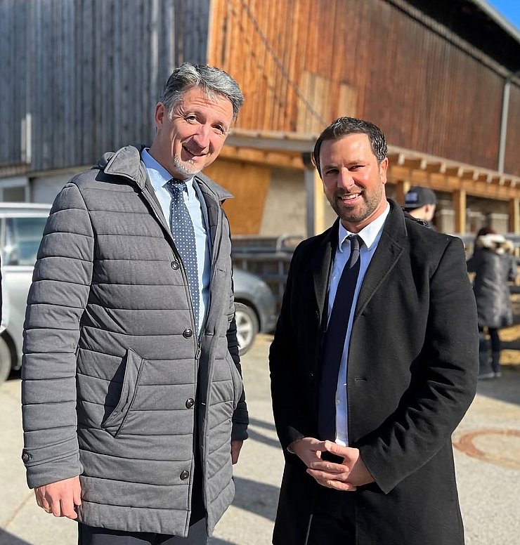 © Land Tirol LHStv Dornauer steht neben Markus Einhauer vor dem Gebäude