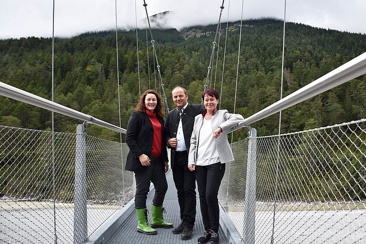 © Land Tirol/Pölzl Gruppenfoto auf Hängebrücke