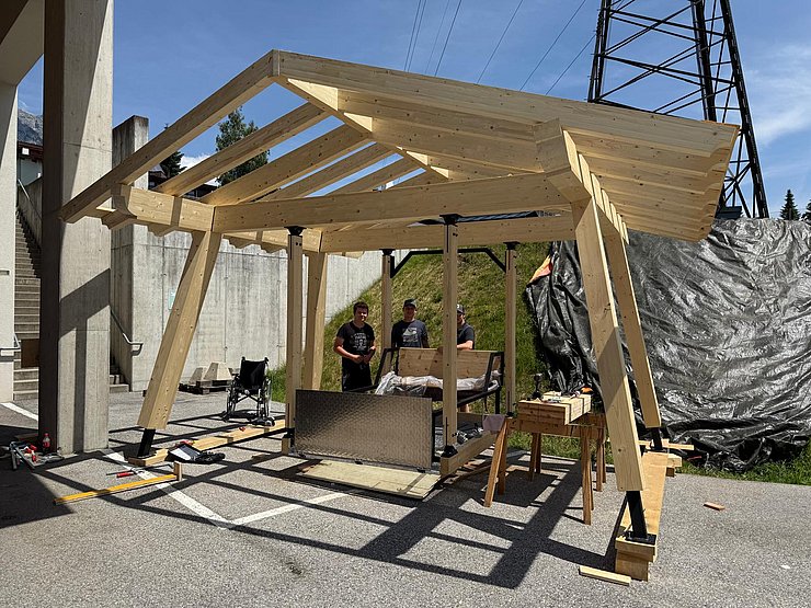 © Land Tirol/TFBS Holztechnik Absam Holzkonstruktion überdachte Schaukel