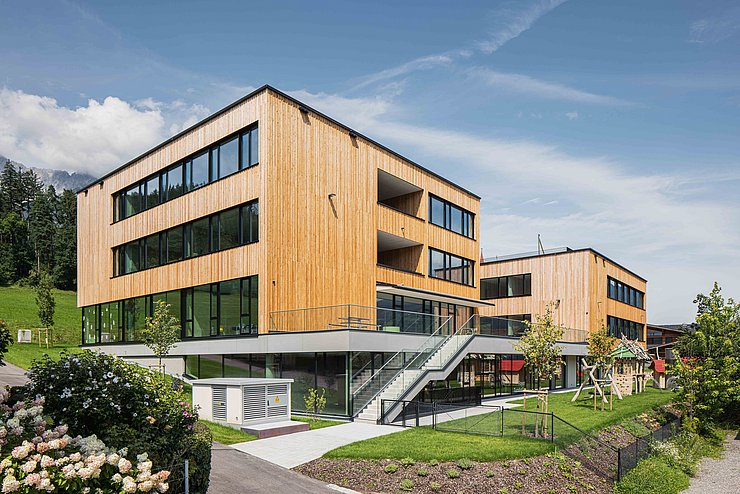© Christian Flatscher Große Fensterflächen, Holz, Sichtbeton und Glas bestimmen die hellen und großzügigen Räumlichkeiten.