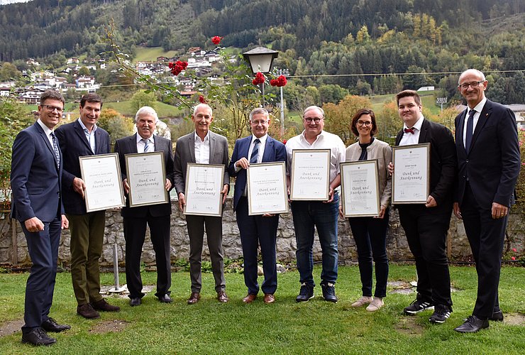 © Land Tirol/Kathrein Ehrung für Tiroler Traditionsbetriebe im Bezirk Schwaz mit runden Betriebsjubiläen im Jahr 2020, von links: BH Michael Brandl, Martin Lechner (Zillertal Bier), Franz Opbacher (Opbacher Installationen), Franz Binder (Binderholz GmbH), Helmut Troger (Troger Holz), Günther Picker (Hans Picker GmbH), Martina Kurz (Schaller KG), Laurin Mair (Taxi Josef Mair) und LR Anton Mattle.