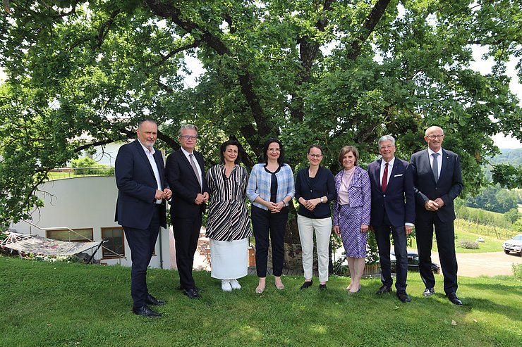 (v.li.): LH Hans Peter Doskozil (Burgenland), LH Christopher Drexler (Steiermark), Stadträtin Veronica Kaup-Hasler (Wien), Staatssekretärin Andrea Mayer, LHStvin Martina Berthold (Salzburg), LRin Barbara Schöbi-Fink (Vorarlberg), LH Peter Kaiser (Kärnten) und LH Anton Mattle (Tirol).