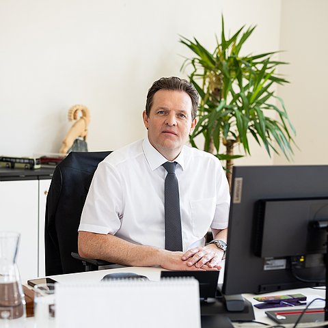 LR Zumtobel am Schreibtisch