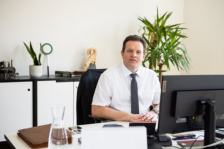 © Land Tirol/Steinlechner LR Zumtobel am Schreibtisch