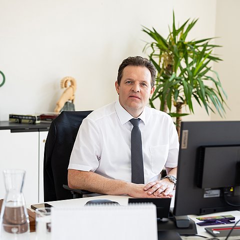 LR Zumtobel am Schreibtisch