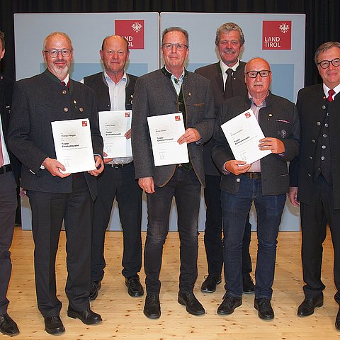 V. li. bei der Auszeichnungsfeier Simon Schwendinger (Bgm von Fiss), Thomas Plangger, Franz Geiger, Bruno Geiger, Markus Maaß (BH von Landeck), Fridolin Kathrein, LH Günther Platter und Wirtschaftslandesrat Anton Mattle.