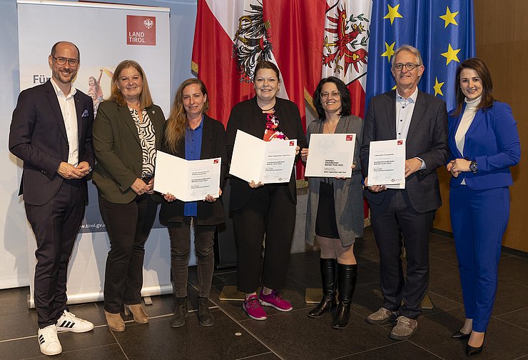 Die Top-3-Platzierten der Kategorie "Non-Profit_Unternehmen" mit Familienlandesrätin Astrid Mair (re.) und Wirtschaftslandesrat Mario Gerber (li.).