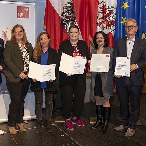 Die Top-3-Platzierten der Kategorie "Non-Profit_Unternehmen" mit Familienlandesrätin Astrid Mair (re.) und Wirtschaftslandesrat Mario Gerber (li.).