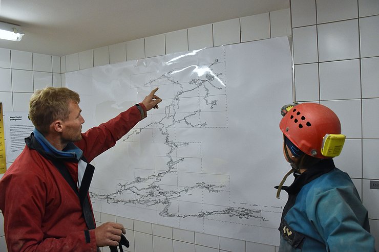 LRin Mair vor Karte der Höhle stehend