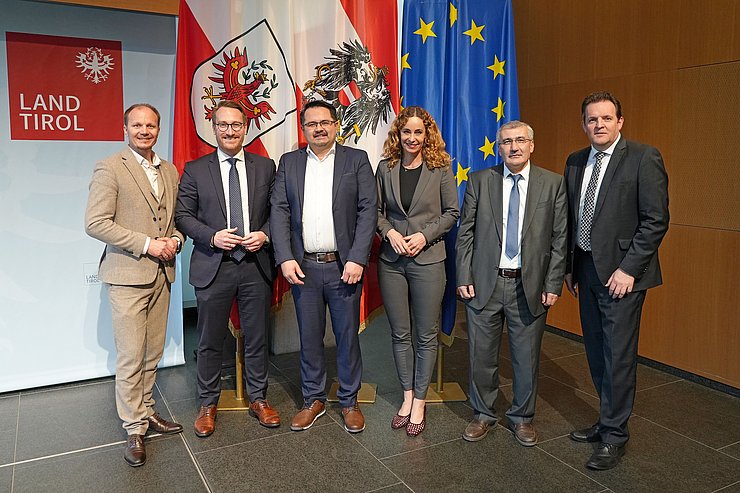 © Land Tirol/Reiter Gruppenfoto von v. l. n. r.: BGM Anzengruber, LHStv Philip Wohlgemuth, Vorsitzender Islamische Religionsgemeinde Tirol Hasan Yildirim, LRin Eva Pawlata, Vorstand des Instituts für Islamische Theologie und Religionspädagogik an der Universität Innsbruck Abdullah Takim, LR René Zumtobel.