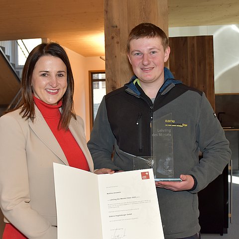 Arbeits- und Jugendlandesrätin Astrid Mair gratulierte Mathias Jenewein zum "Lehrling des Monats Februar 2025".
